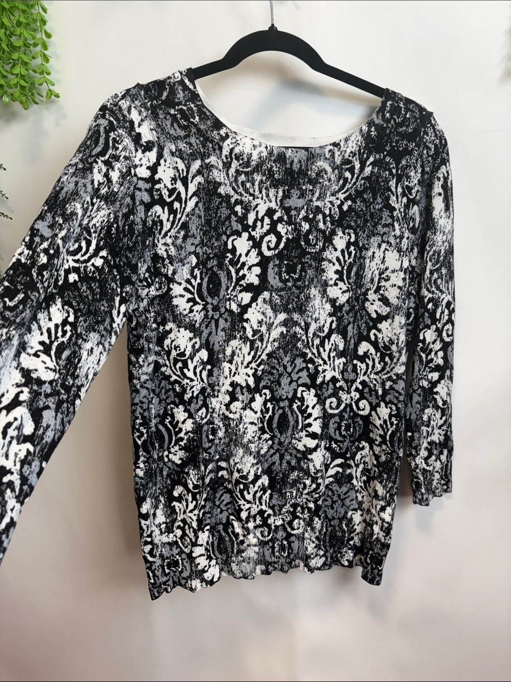 Joseph A Black & White Damask Scoop Neck Long Sleeve Tee